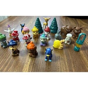 Lot Of 21 Paw Patrol Action Figures mini figurines